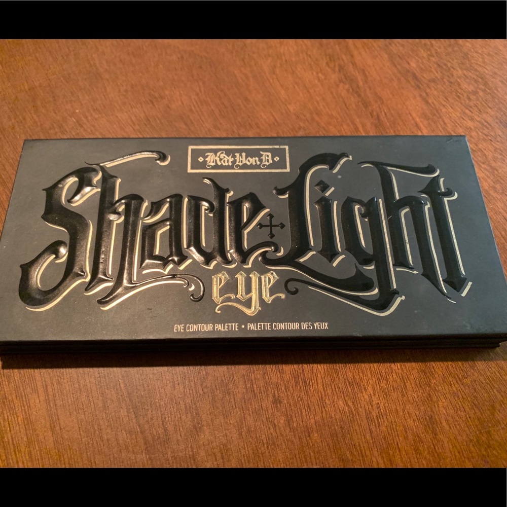 KAT VON D Shade + Light matte eyeshadow palette